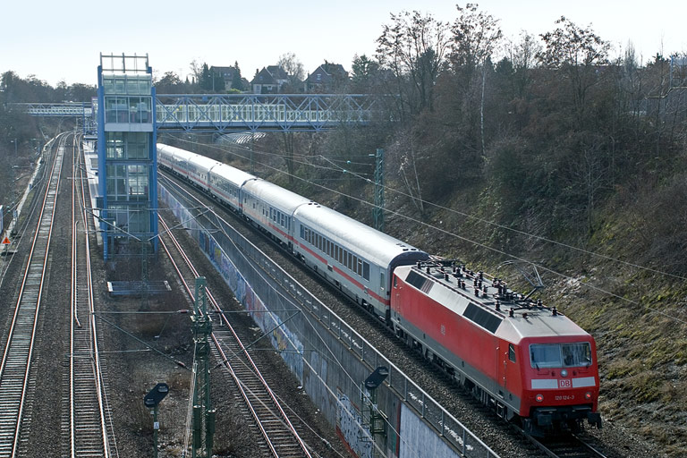 120 124 mit IC 2803 bei km 14,0 (Februar 2010)