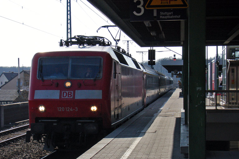 120 124 mit IC 284 bei km 16,8 (M&auml;rz 2010)