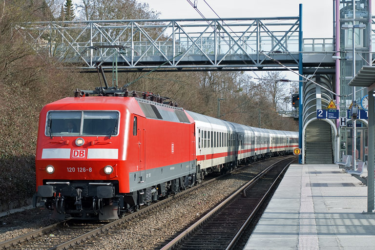 120 126 mit IC 2800 bei km 14,2 (M&auml;rz 2010)