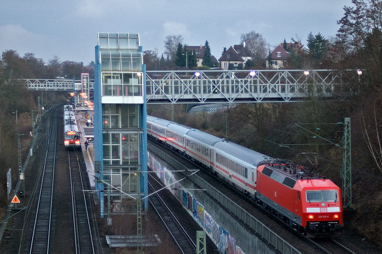 120 126 mit IC 2815 bei km 14,0 (M&auml;rz 2010)