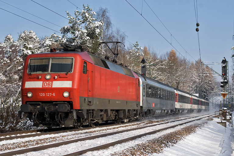 120 127 mit IC 185 bei km 18,4 (Dezember 2010)