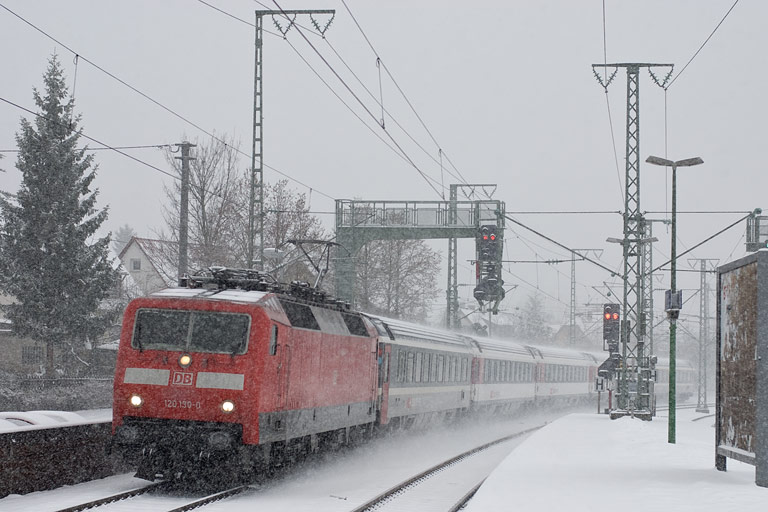 120 130 mit IC 185 bei km 16,6 (Dezember 2010)