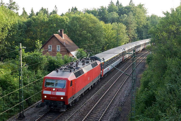 120 131 mit IC 182 bei km 19,2 (Juli 2010)