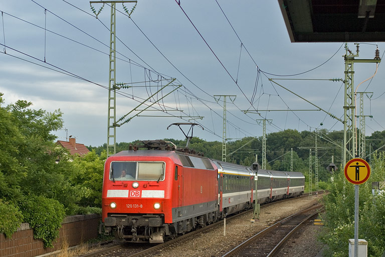 120 131 mit IC 182 bei km 16,8 (Juli 2010)