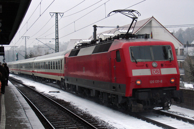 120 131 mit IC 2817 bei km 16,6 (Januar 2010)
