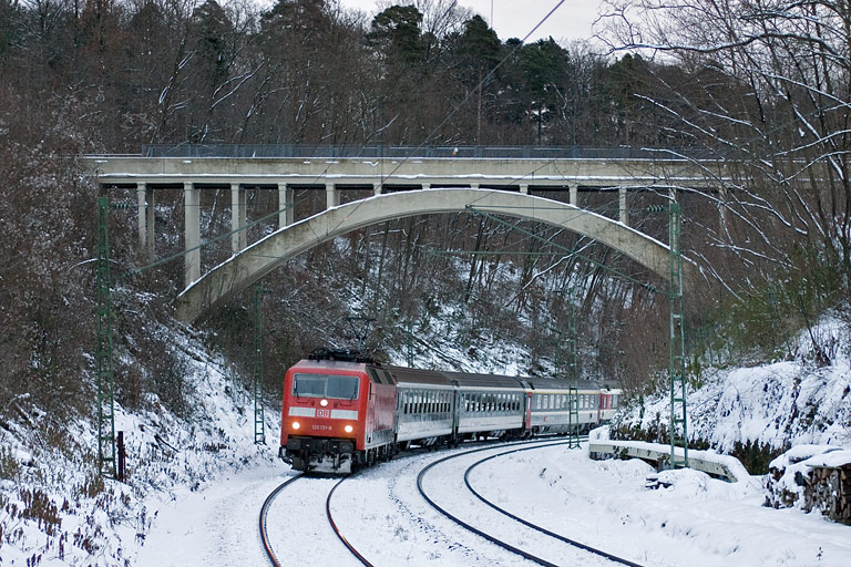 120 131 mit IC 281 bei km 10,8 (Dezember 2010)