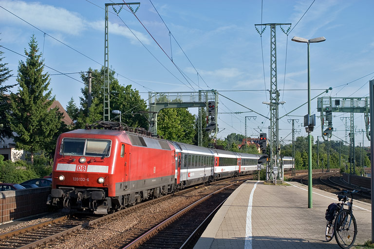 120 132 mit IC 181 bei km 16,6 (Juli 2010)