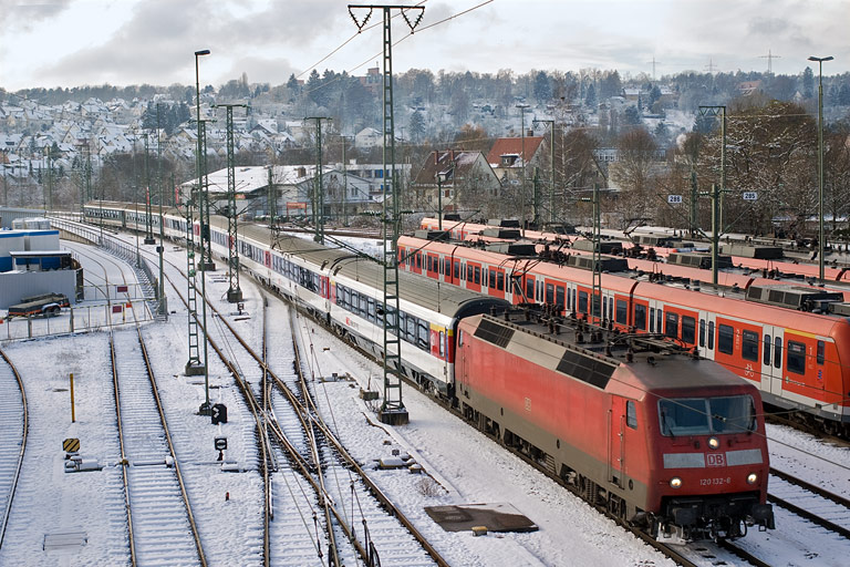 120 132 mit IC 282 bei km 16,0 (November 2010)