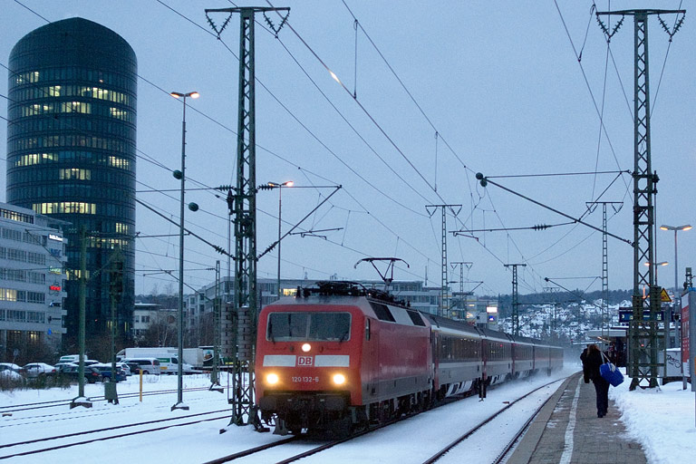 120 132 mit IC 486 bei km 15,6 (Februar 2010)