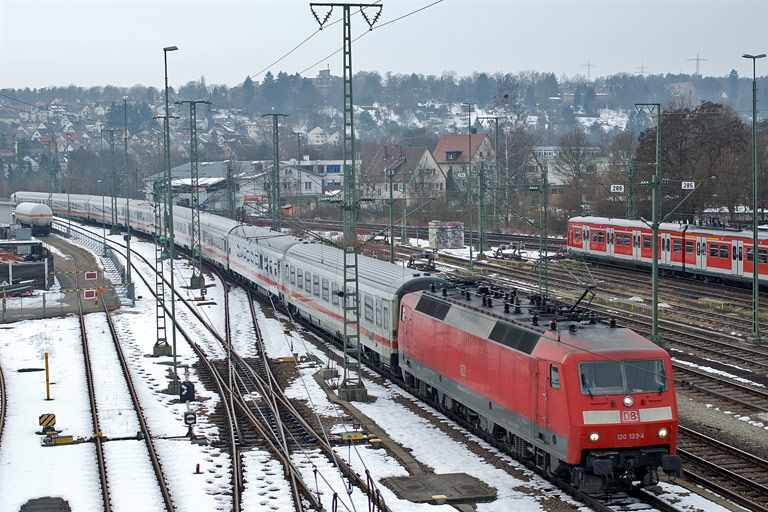 120 133 mit IC 2814 bei km 16,0 (Januar 2010)