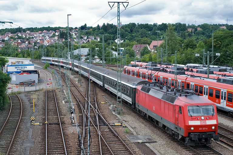120 133 mit IC 282 bei km 16,0 (August 2010)