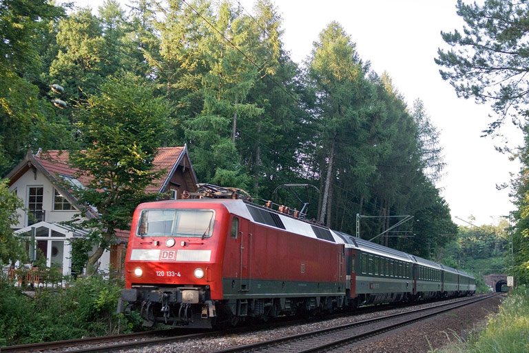 120 133 mit IC 285 bei km 18,2 (Juli 2010)