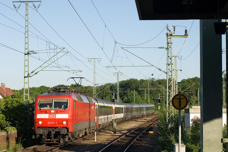 120 134 mit IC 182 bei km 16,8 (Juni 2010)