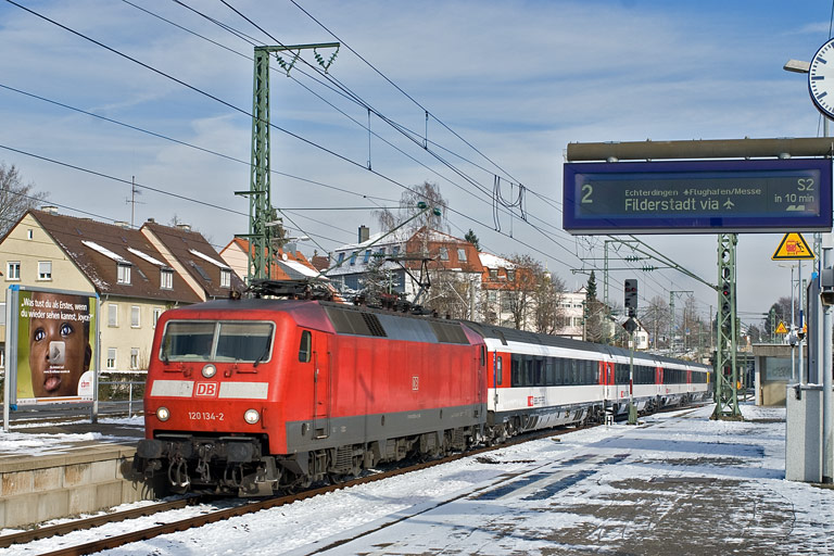 120 134 mit IC 185 bei km 15,6 (November 2010)