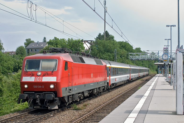 120 134 mit IC 186 bei km 14,2 (Juli 2010)