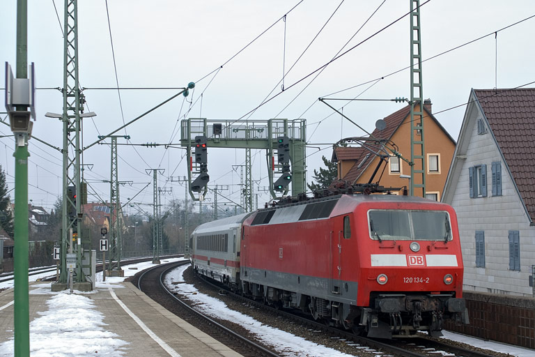 120 134 mit IC 2800 bei km 16,6 (Januar 2010)