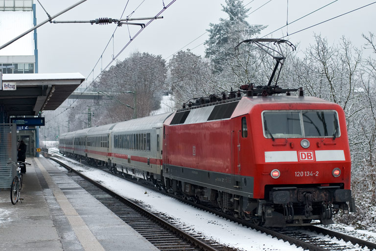 120 134 mit IC 2802 bei km 14,2 (Januar 2010)