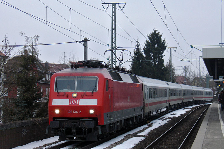 120 134 mit IC 2805 bei km 16,6 (Januar 2010)