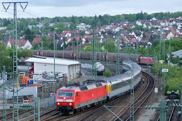 120 135 mit IC 182 bei km 16,0 (Mai 2010)