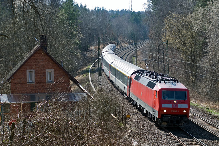 120 135 mit IC 186 bei km 19,2 (April 2010)