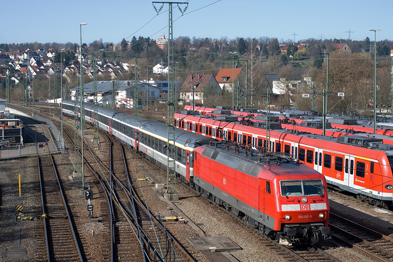 120 135 mit IC 284 bei km 16,0 (April 2010)