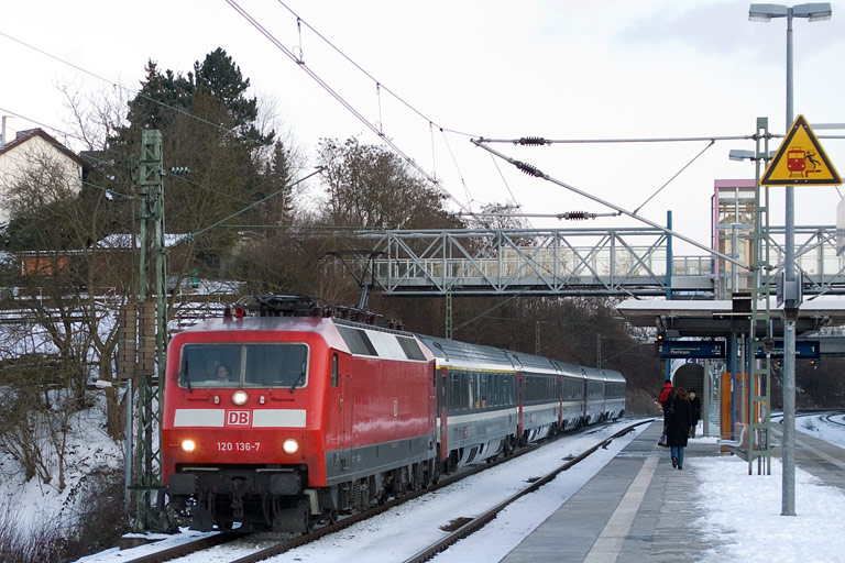 120 136 mit IC 486 bei km 14,2 (M&auml;rz 2010)