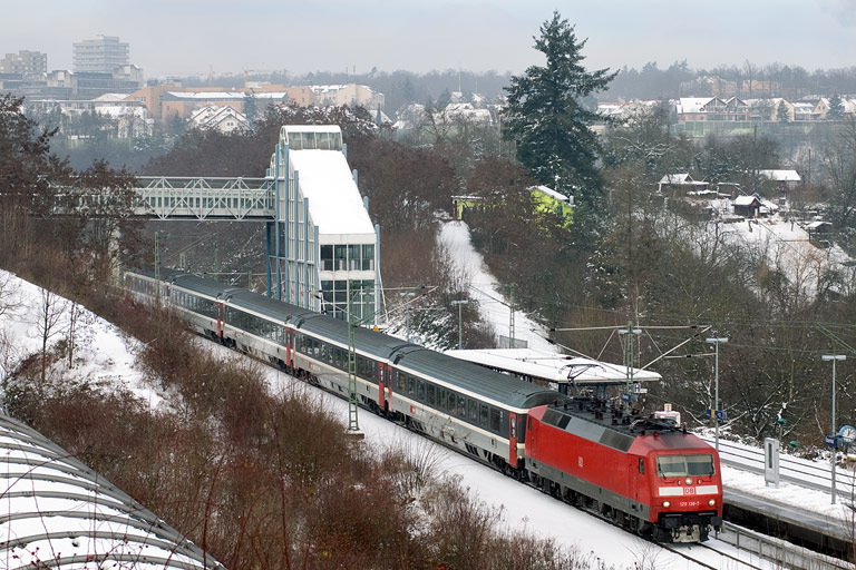 120 136 mit IC 487 bei km 14,2 (Januar 2010)