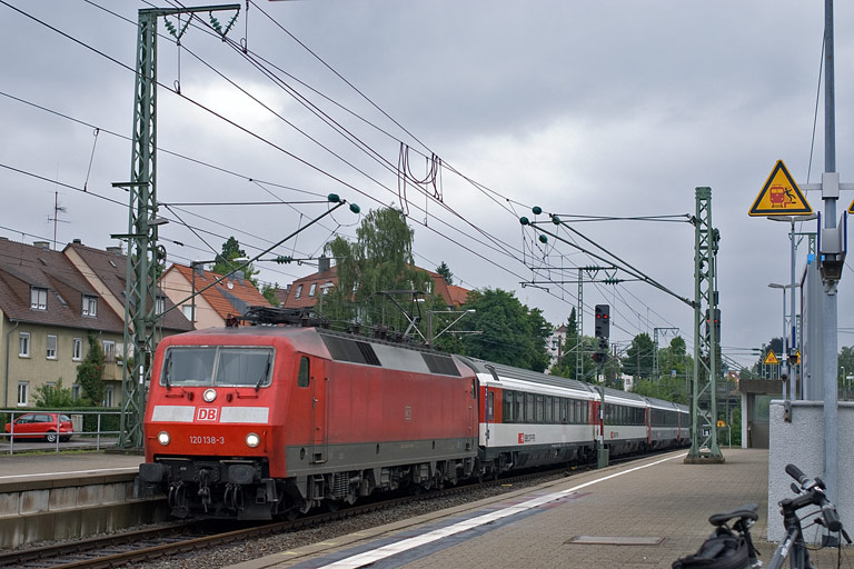 120 138 mit IC 183 bei km 15,6 (Juli 2010)