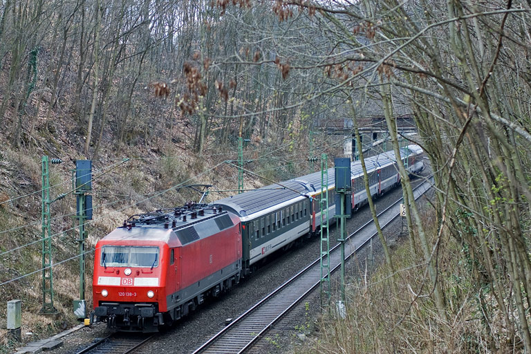 120 138 mit IC 282 bei km 9,6 (April 2010)