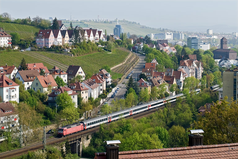 120 139 mit IC 183 bei km 4,4 (April 2010)