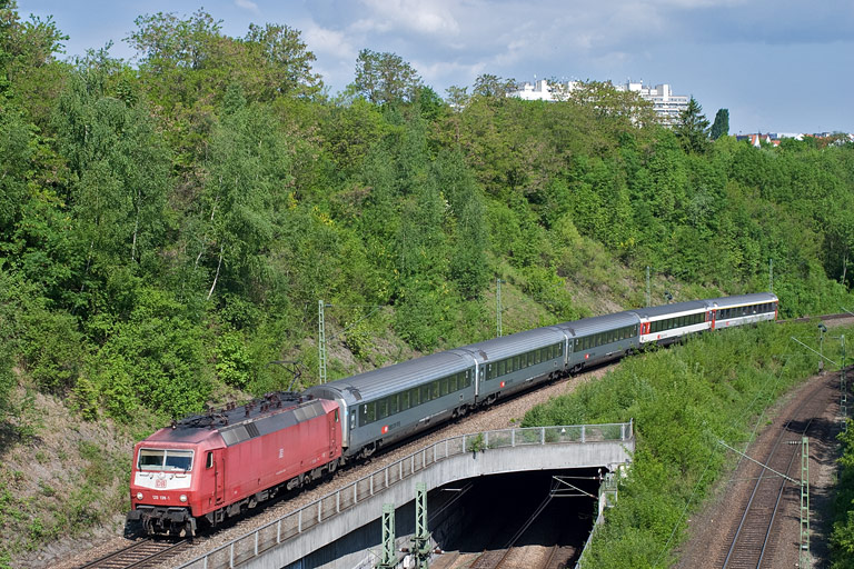120 139 mit IC 183 bei km 13,8 (Mai 2010)