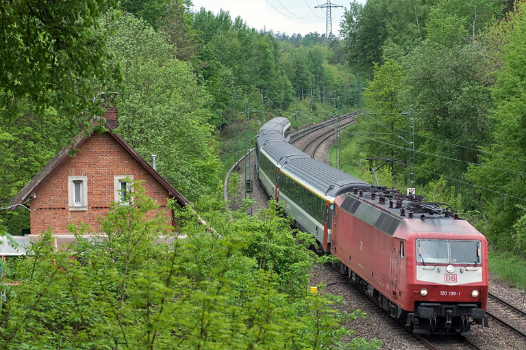 120 139 mit IC 282 bei km 19,2 (Mai 2010)