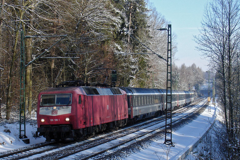 120 139 mit IC 487 bei km 18,6 (Januar 2010)
