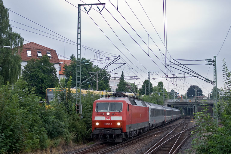 120 141 mit IC 181 bei km 15,4 (Juli 2010)