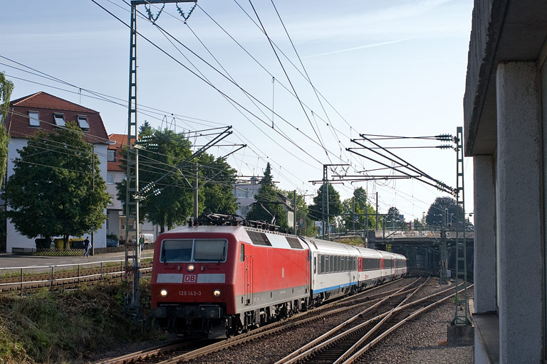 120 143 mit IC 181 bei km 15,6 (August 2010)