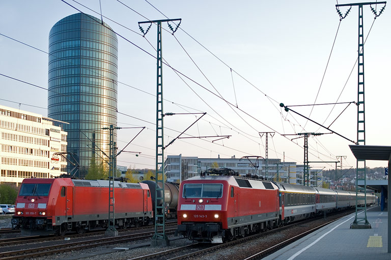 120 143 mit IC 182 und 185 359 bei km 15,6 (April 2010)