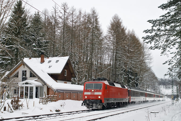 120 143 mit IC 187 bei km 18,2 (Dezember 2010)