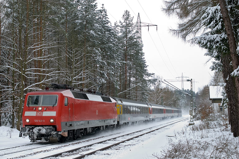120 143 mit IC 282 bei km 18,2 (Dezember 2010)