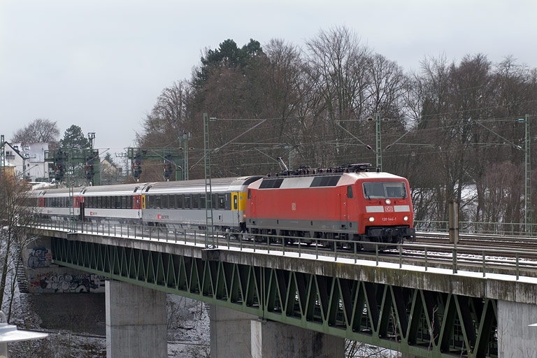 120 144 mit IC 280 bei km 14,6 (Dezember 2010)