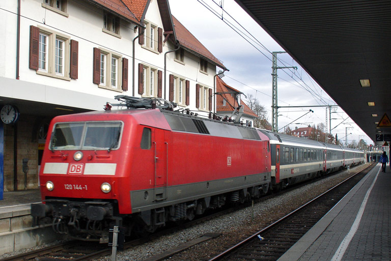120 144 mit IC 487 bei km 15,6 (Februar 2010)