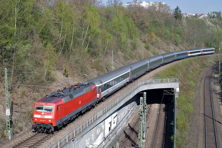 120 145 mit IC 183 bei km 13,8 (April 2010)