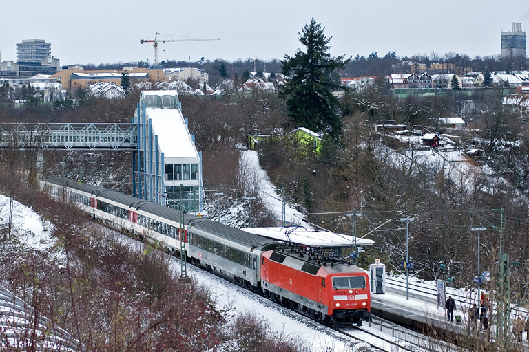 120 145 mit IC 187 bei km 14,2 (Dezember 2010)