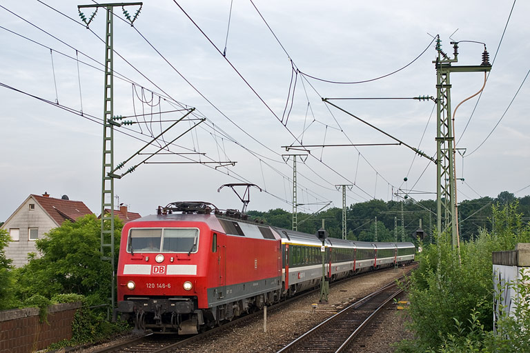 120 146 mit IC 182 bei km 16,8 (Juli 2010)