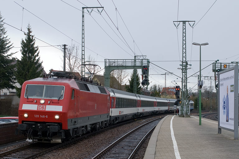 120 146 mit IC 183 bei km 16,6 (M&auml;rz 2010)