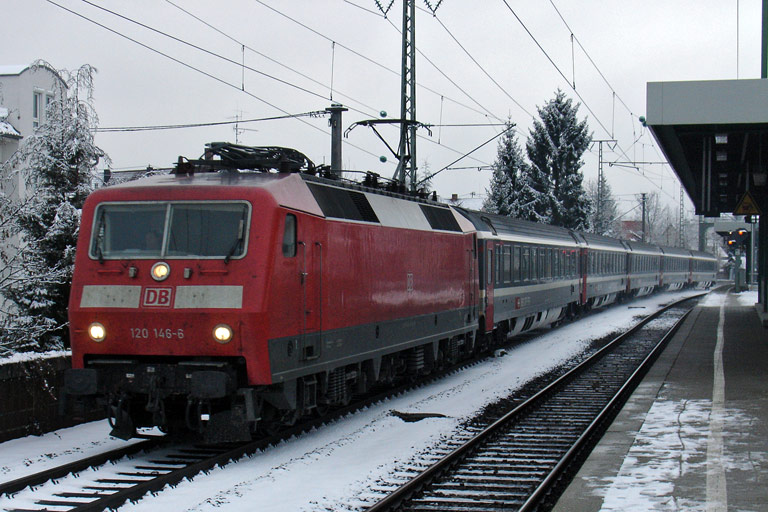120 146 mit IC 487 bei km 16,8 (Januar 2010)