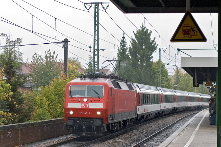 120 147 mit IC 183 bei km 16,8 (Oktober 2010)