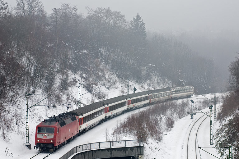 120 148 mit IC 185 bei km 13,8 (Dezember 2010)