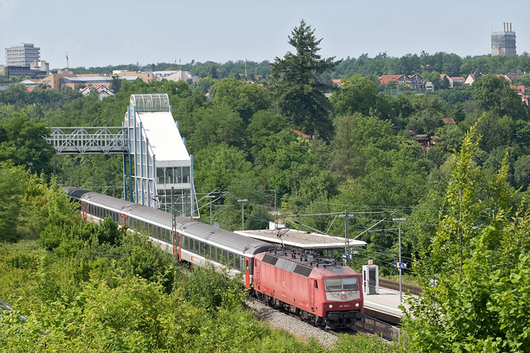 120 149 mit IC 281 bei km 14,2 (Juli 2010)