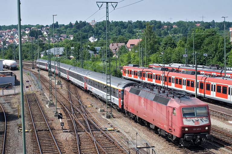120 149 mit IC 282 bei km 16,0 (Juli 2010)