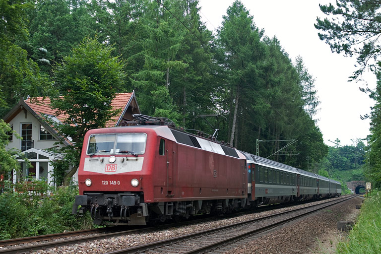 120 149 mit IC 283 bei km 18,2 (Juli 2010)